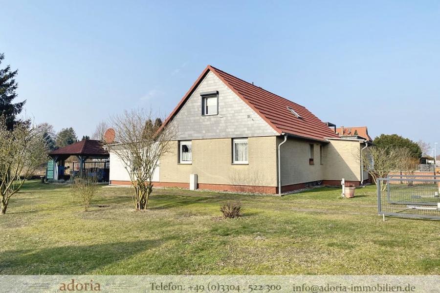 * Viel Platz * Großes Einfamilienhaus mit Einliegerwohnung * Innenpool * Sauna * Garage *